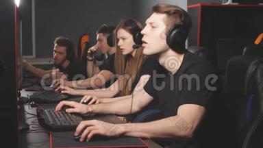 个人电脑游戏俱乐部的情感场景，一个游戏玩家成功，另一场失败的战斗